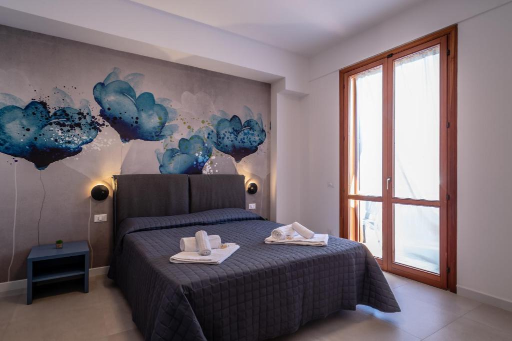 1 dormitorio con 1 cama con 2 toallas en Residence Marinella, en San Vito lo Capo