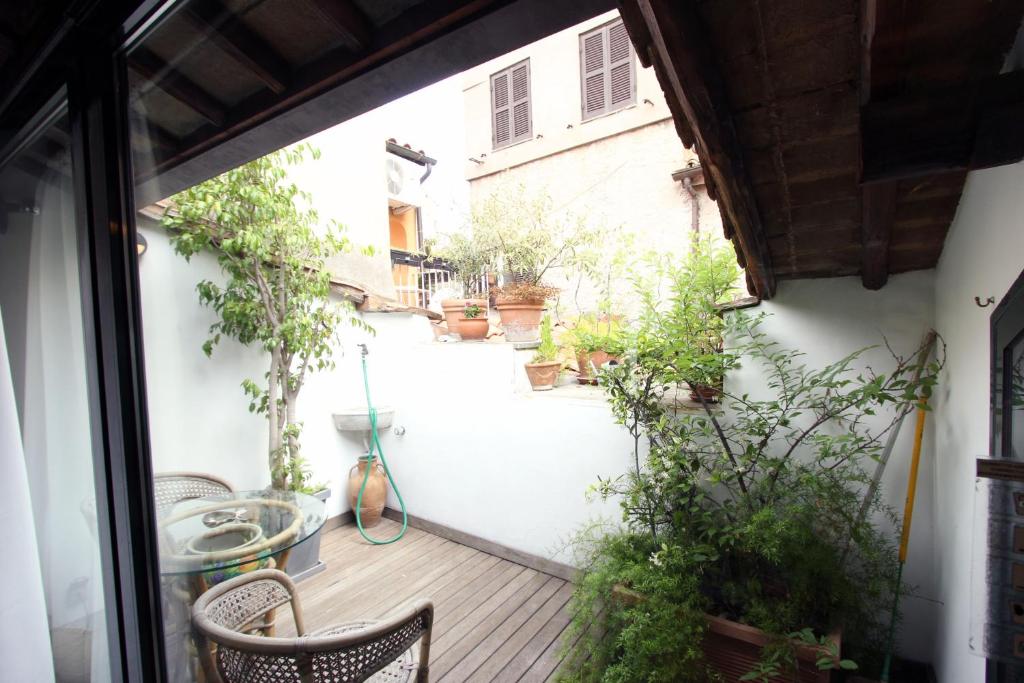 ローマにあるNavona Flatの屋外のパティオ(椅子、植物付)の景色を望めます。