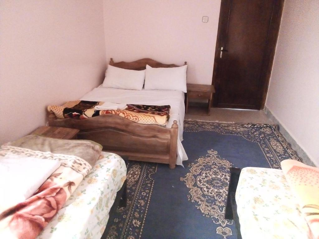 Postel nebo postele na pokoji v ubytování Tizi N Test LA BELLE VUE HOTEL Cafe Restaurant 2100M alt