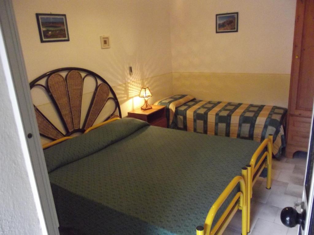 pokój hotelowy z 2 łóżkami i kanapą w obiekcie L'Oasi di Recale w mieście Scauri