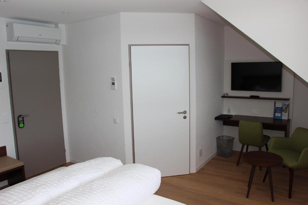 TV a/nebo společenská místnost v ubytování Seehotel Delphin