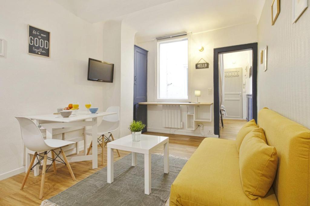 Coin salon dans l'établissement Charming flat in the heart of the old Bayonne