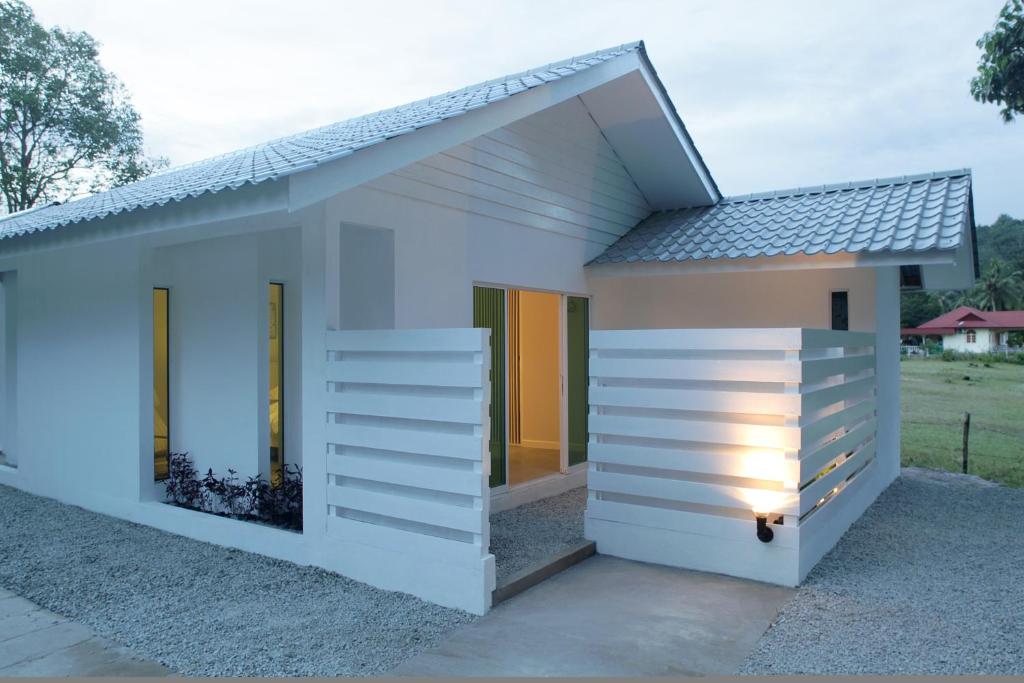 ein kleines weißes winziges Haus mit Dachschräge in der Unterkunft La Pari-Pari in Pantai Cenang