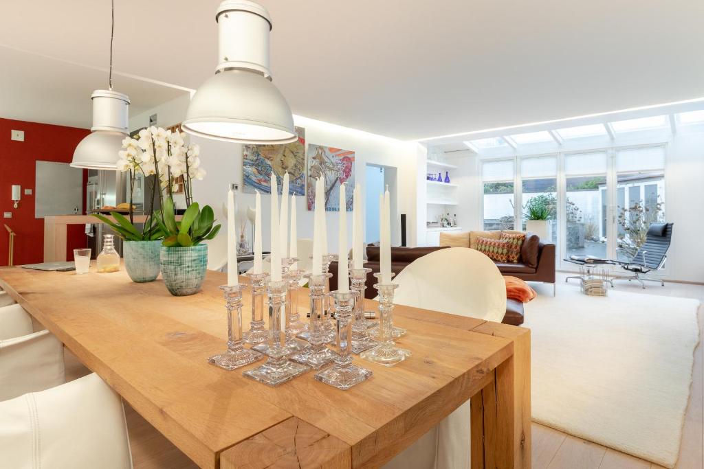 a dining room and living room with a table with wine glasses at James Home in Kampen