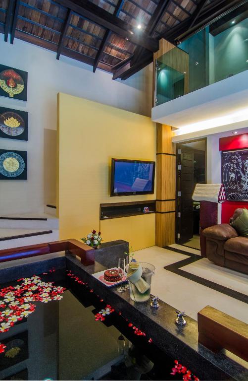 TV a/nebo společenská místnost v ubytování Kirikayan Boutique Resort - SHA Extra Plus