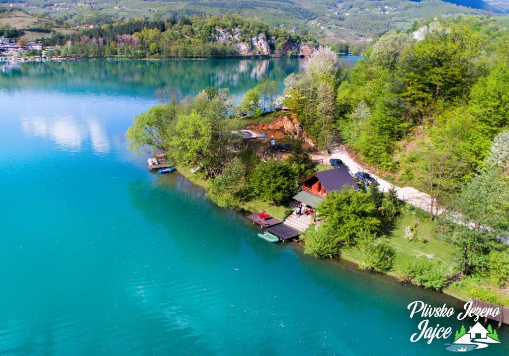 una isla en medio de un lago en Jajce,Plivsko jezero, en Jajce