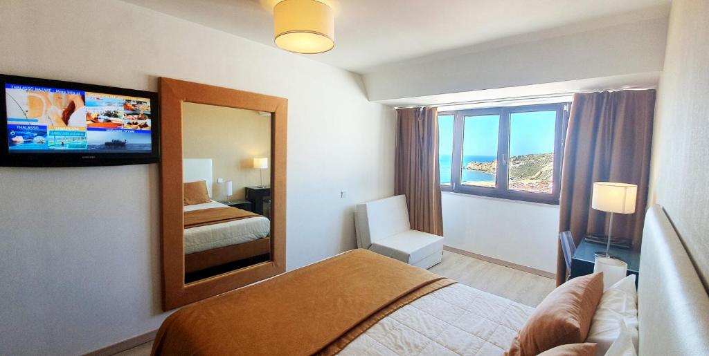 Cama ou camas em um quarto em Miramar Hotel Spa & Apartments