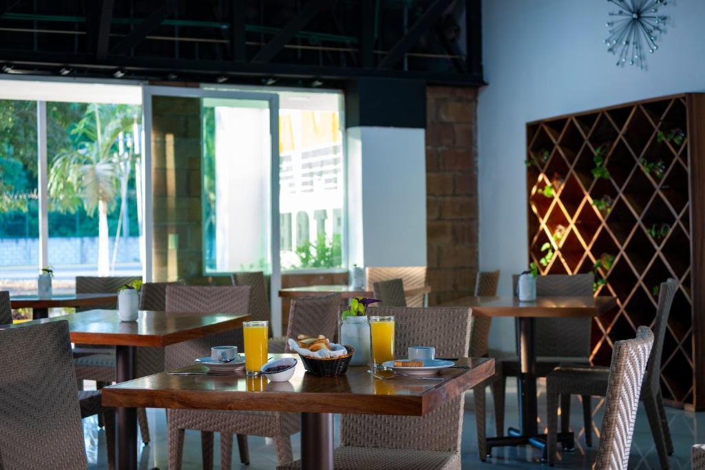 Restaurace v ubytování Container Inn Hotel Aeropuerto