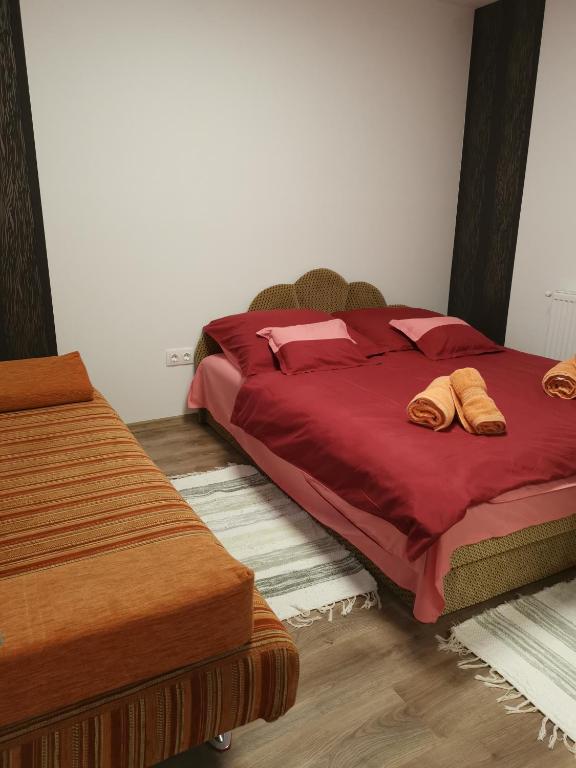 Un pat sau paturi &icirc;ntr-o camer&#x103; la Lili Apartman