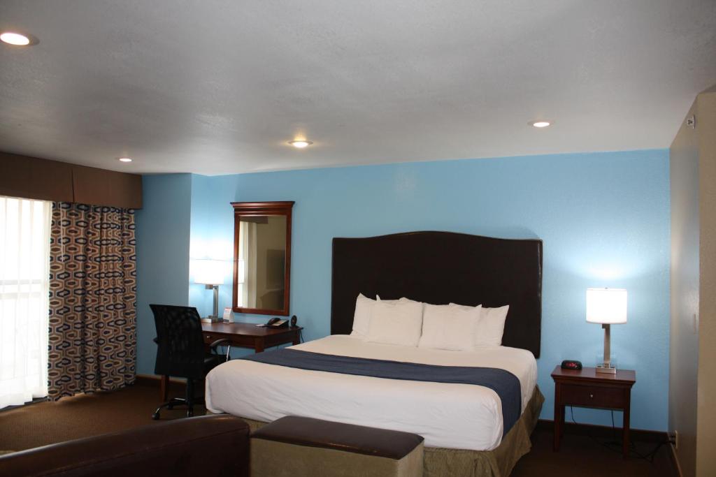 Baymont by Wyndham Yakima Riverfront - King Studio Suite Con River View - No Fumadores