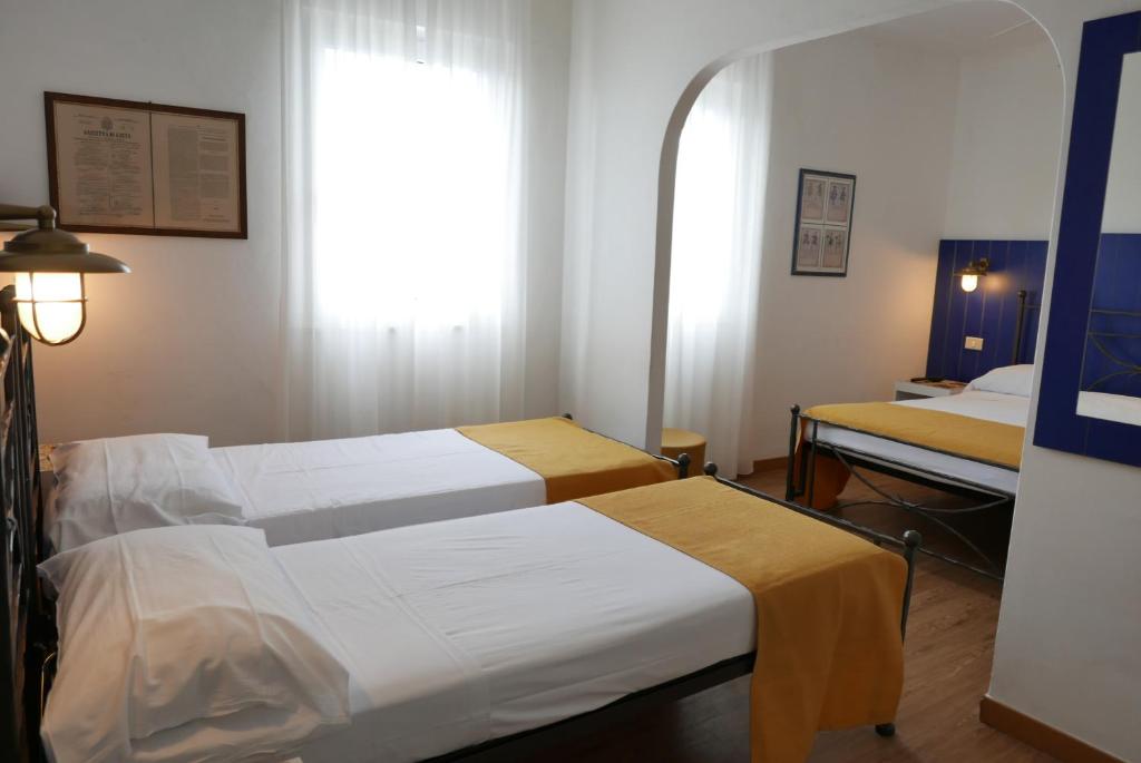 Postel nebo postele na pokoji v ubytování Hotel Torre Dei Borboni