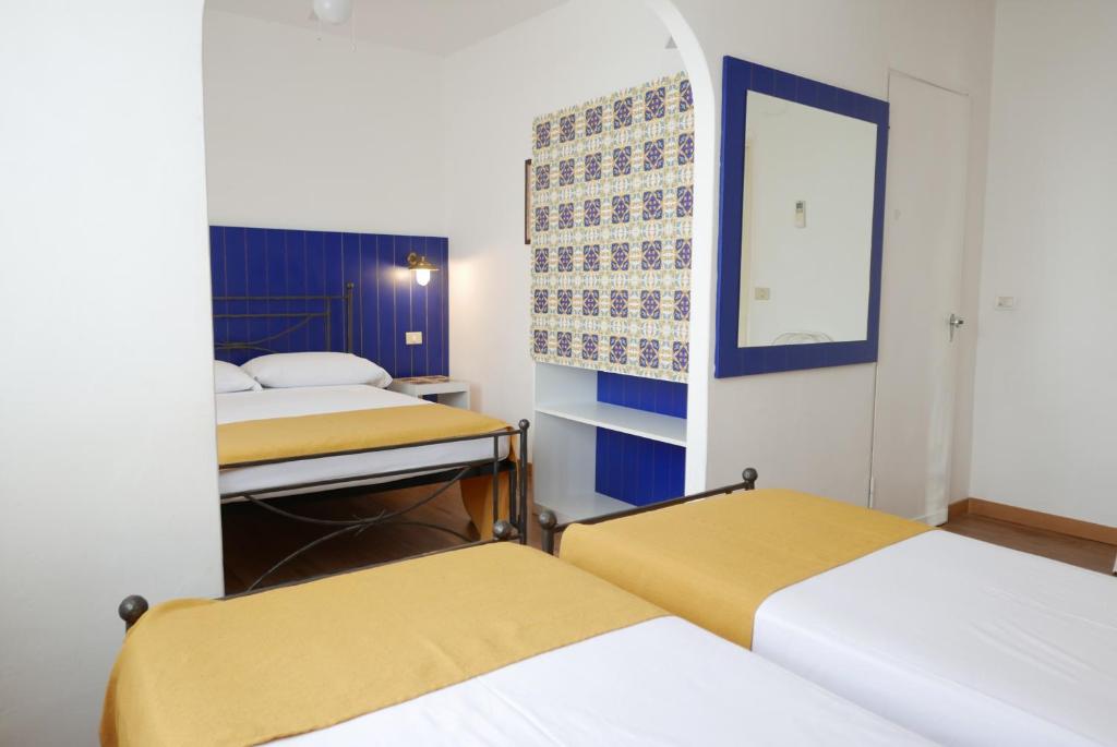 Postel nebo postele na pokoji v ubytování Hotel Torre Dei Borboni
