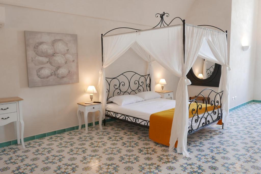 Postel nebo postele na pokoji v ubytování Hotel Torre Dei Borboni