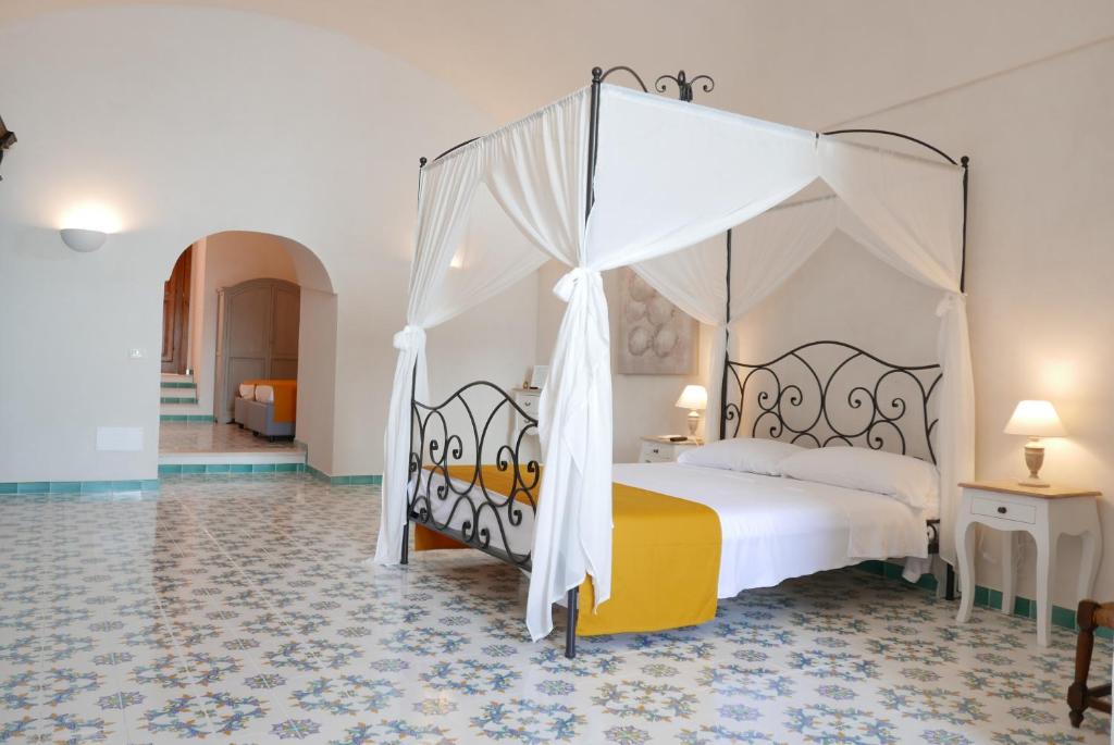 Postel nebo postele na pokoji v ubytování Hotel Torre Dei Borboni