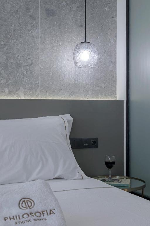 Postel nebo postele na pokoji v ubytování Philosofia Athens Suites