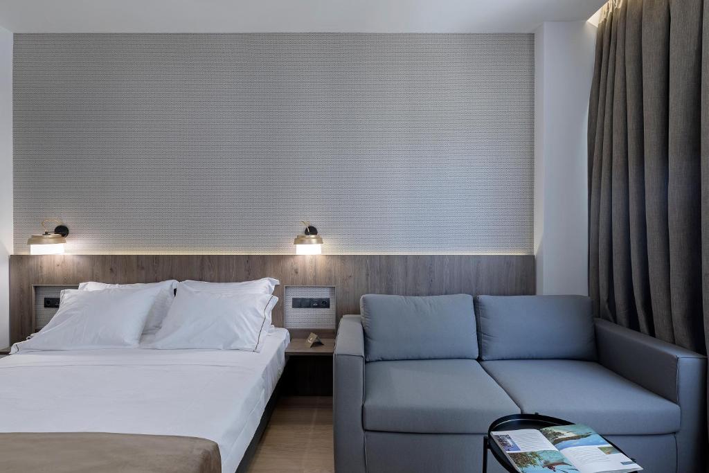 Postel nebo postele na pokoji v ubytování Philosofia Athens Suites