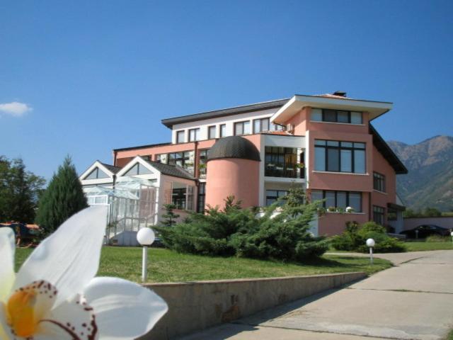 un gran edificio con una mariposa delante de él en Hotel Shterev Anevo, en Sopot