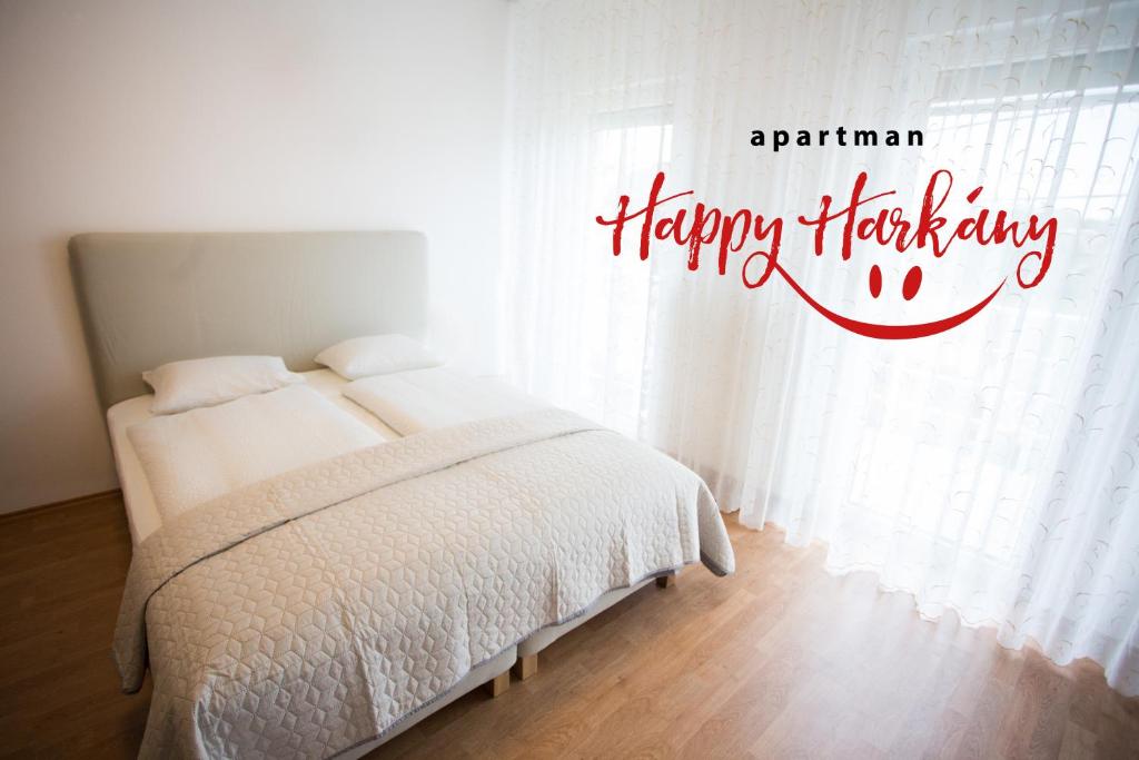 Un pat sau paturi într-o cameră la Happy Harkány Apartman