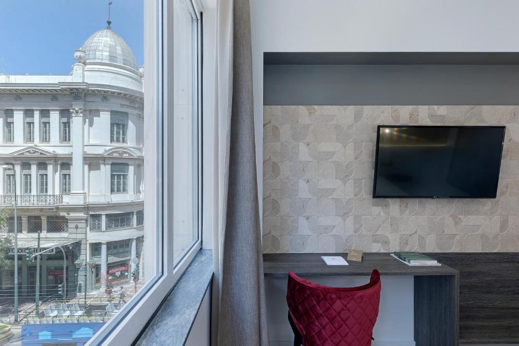 TV a/nebo společenská místnost v ubytování Philosofia Athens Suites