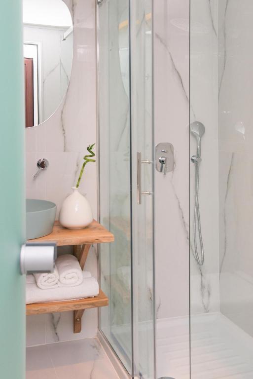 a bathroom with a shower with a glass shower stall at Hotel Villa Natassa in Skala Rachoniou