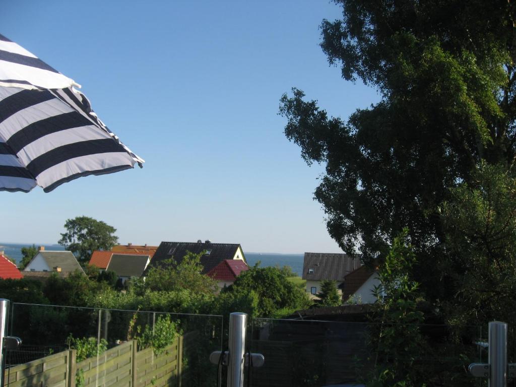 a american flag flying over a fence with houses at Uns Gartenhus mit Blick auf das Meer in Thiessow