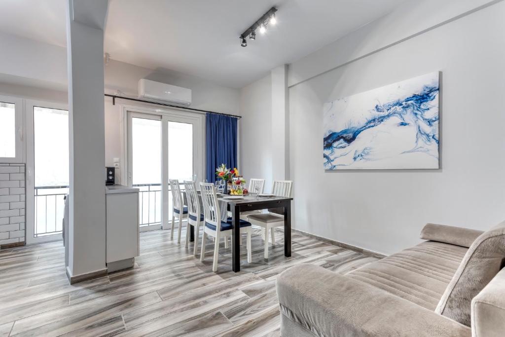 - un salon avec une table et un canapé dans l'établissement Brand new apartment in the heart of the city, à Athènes