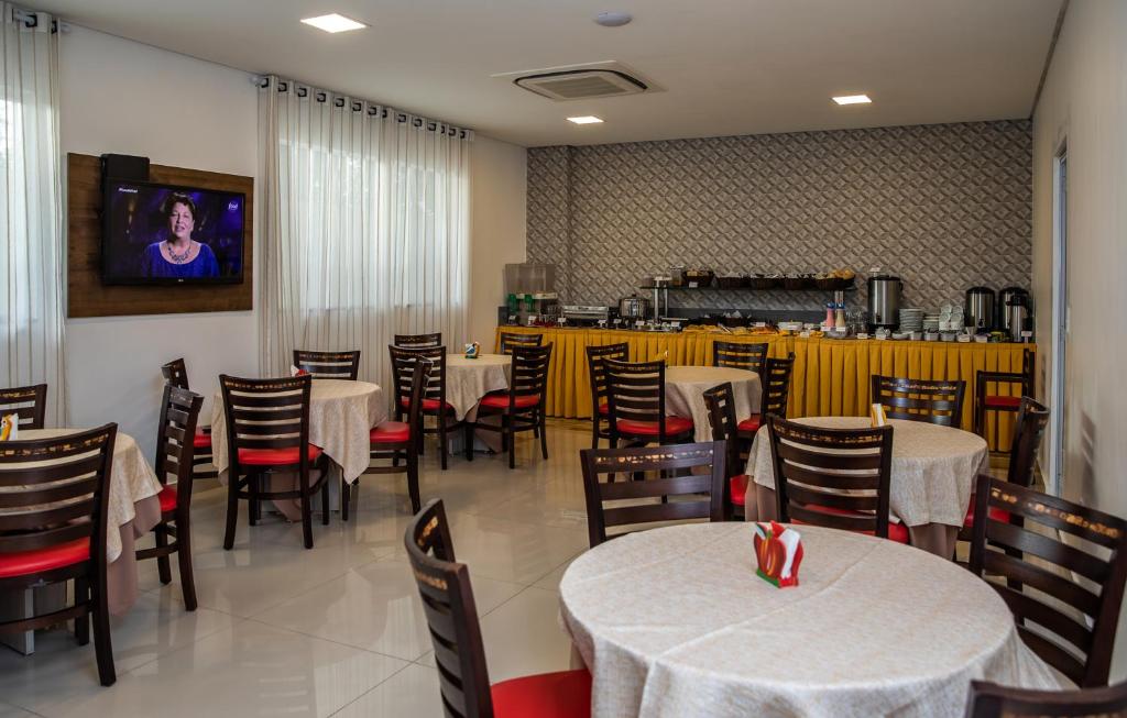 Um restaurante ou outro lugar para comer em Tambau Beach Hotel