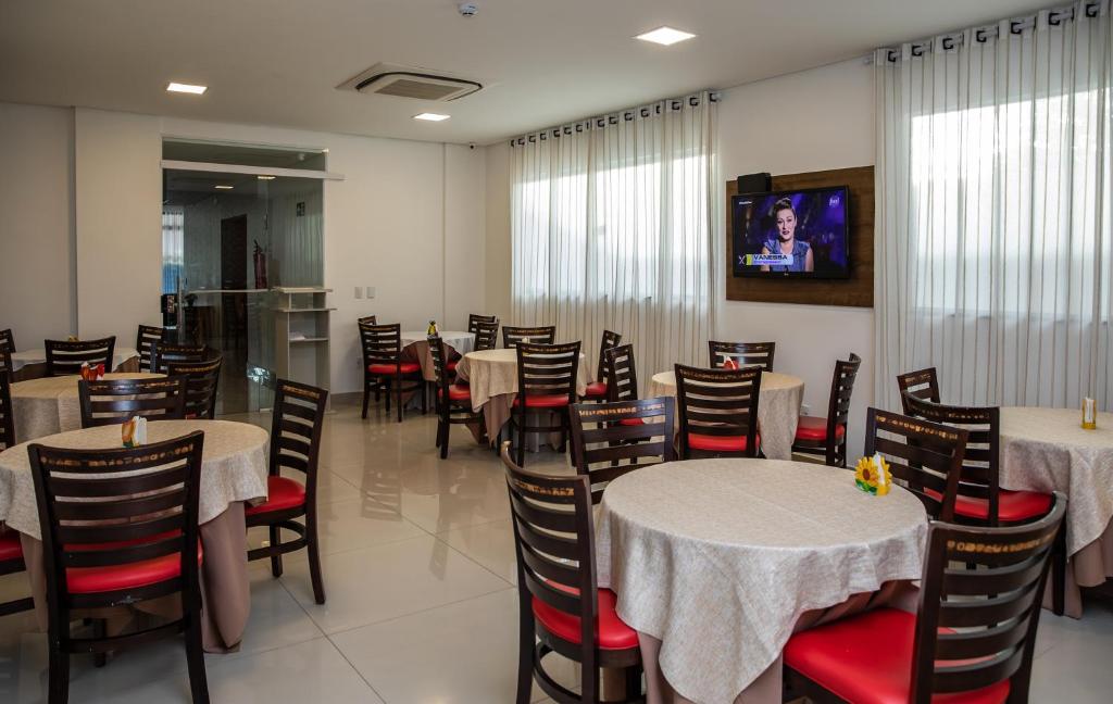 Uma TV ou centro de entretenimento em Tambau Beach Hotel