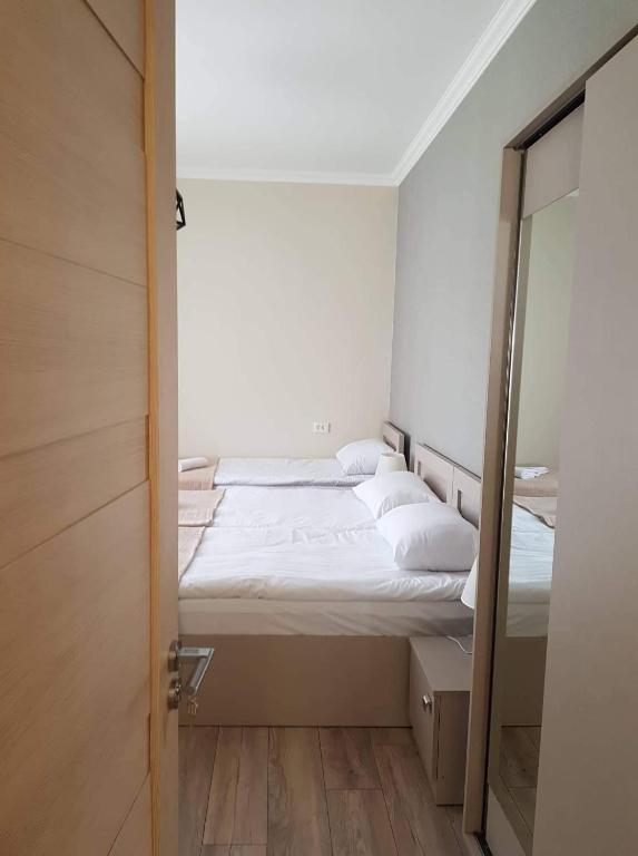 Llit o llits en una habitació de Baqari Inn