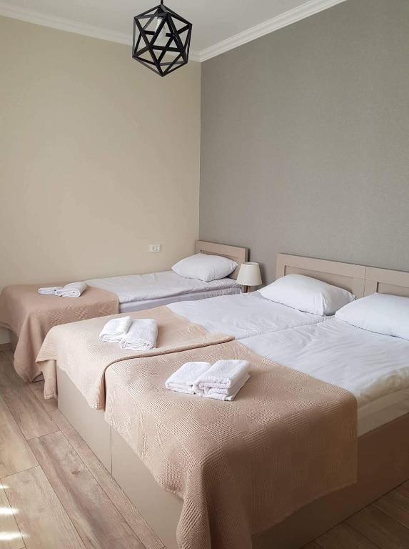 Llit o llits en una habitació de Baqari Inn