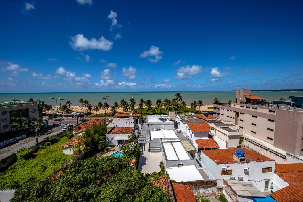 Uma vista do mar tirada do hotel