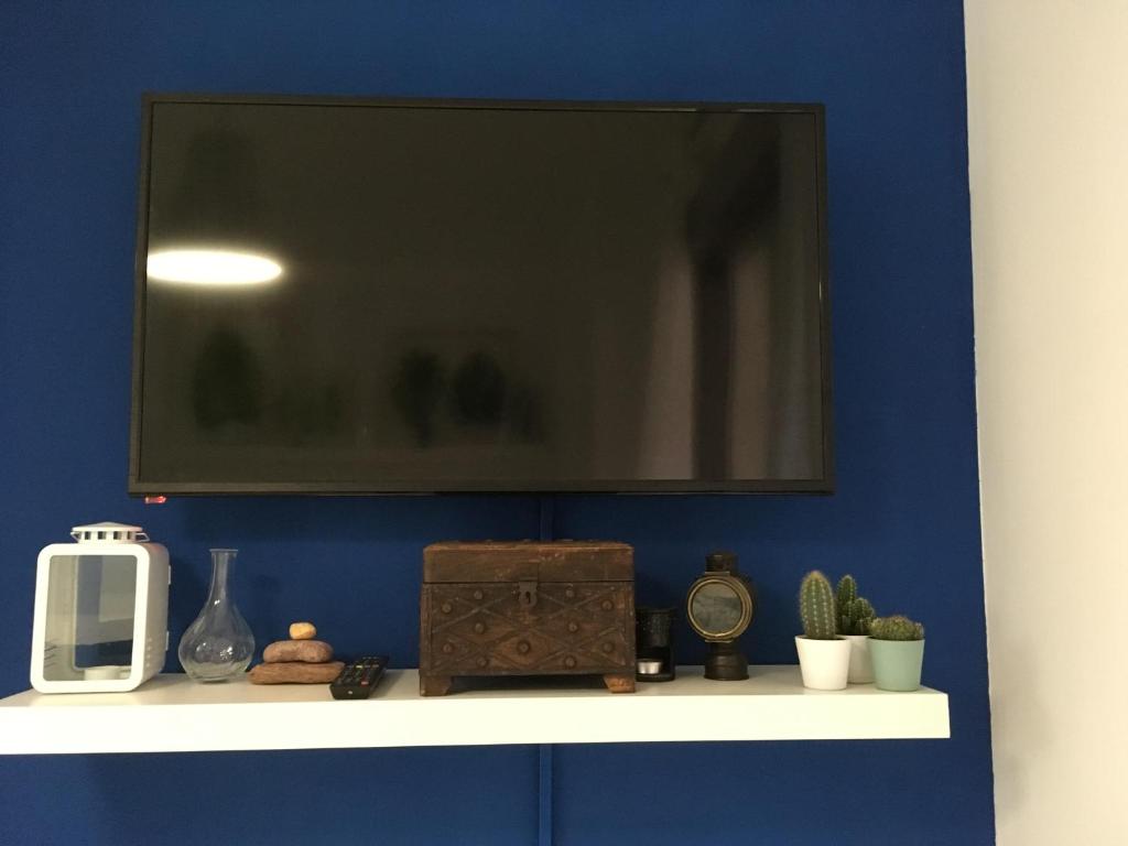 TV a/nebo společenská místnost v ubytování oasis del toyo golf&beach private garden wifi