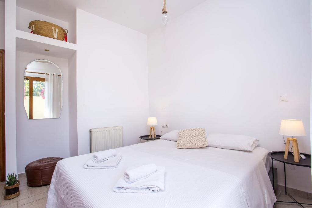 Rúm í herbergi á Apartment Ivy Kallithea