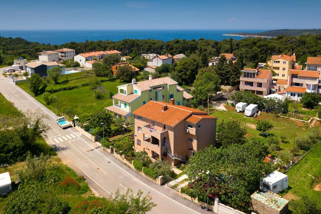 una vista aérea de una pequeña ciudad con casas en Vila Milla en Premantura