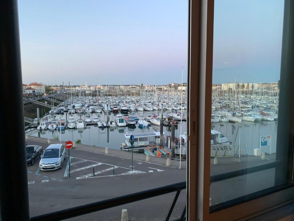 widok z okna przystani z łodziami w obiekcie Les Voiles D'Olona, vue sur le port de plaisance w mieście Les Sables-dʼOlonne