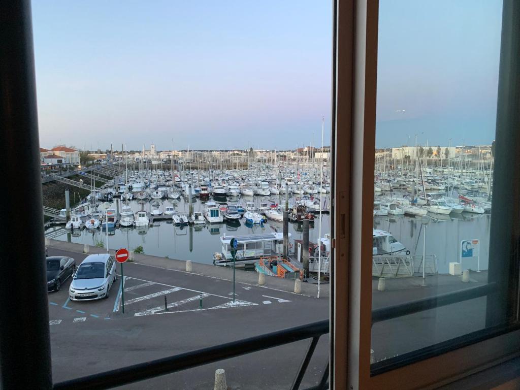 Photo de la galerie de l'établissement Les Voiles D'Olona, vue sur le port de plaisance, à Les Sables-dʼOlonne