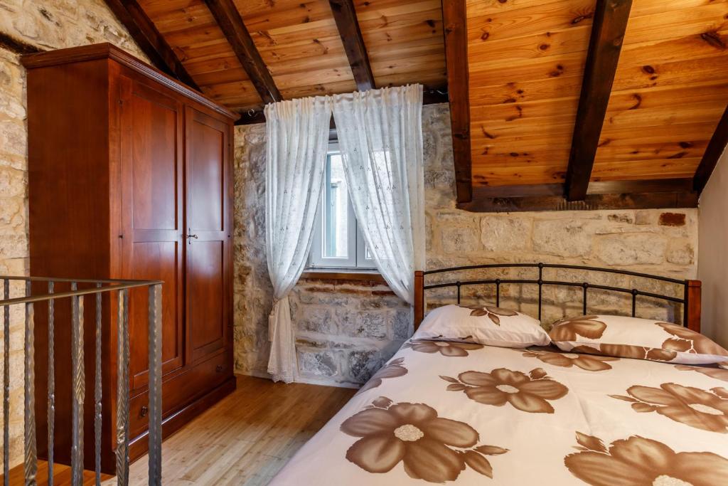 Schlafzimmer mit einem Bett und einem Fenster in der Unterkunft Villa Saint Lucas in Split