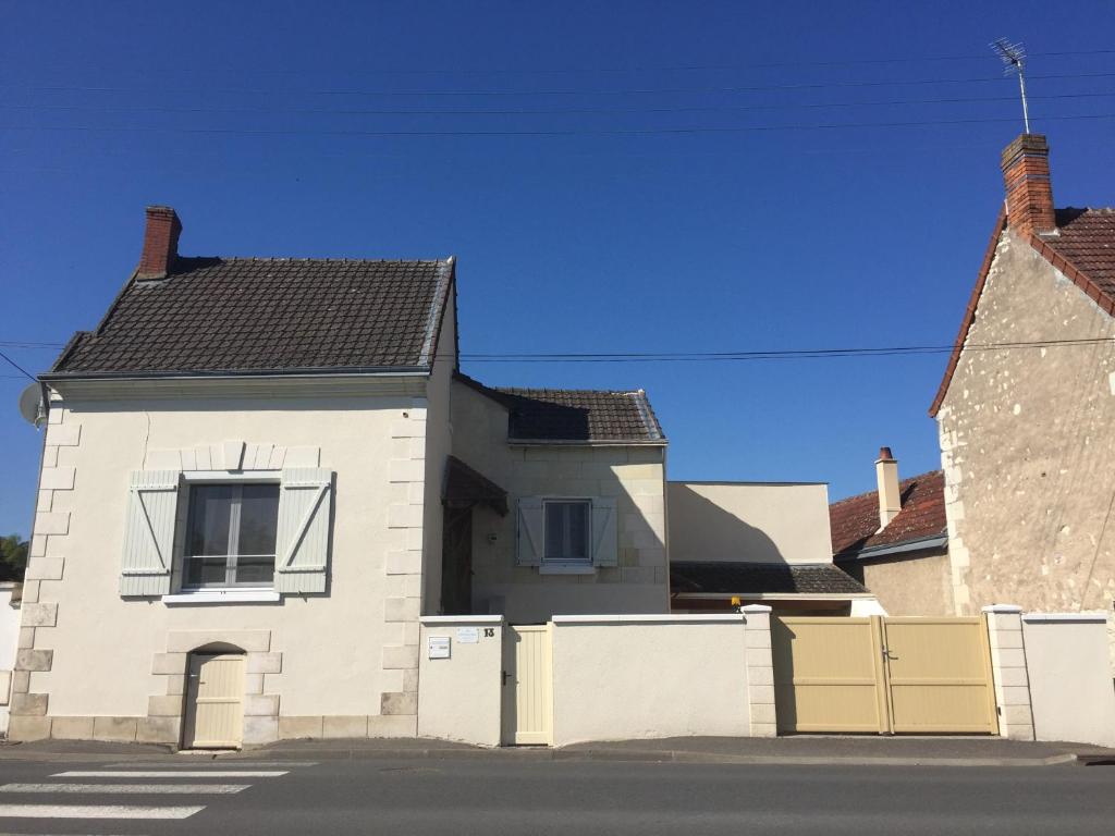 una casa blanca con una valla delante en Le Petit Nid de Beauval en Saint-Aignan