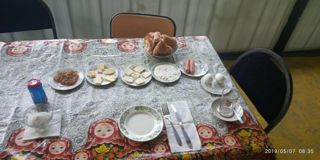 Jídlo v hostelu nebo okolí