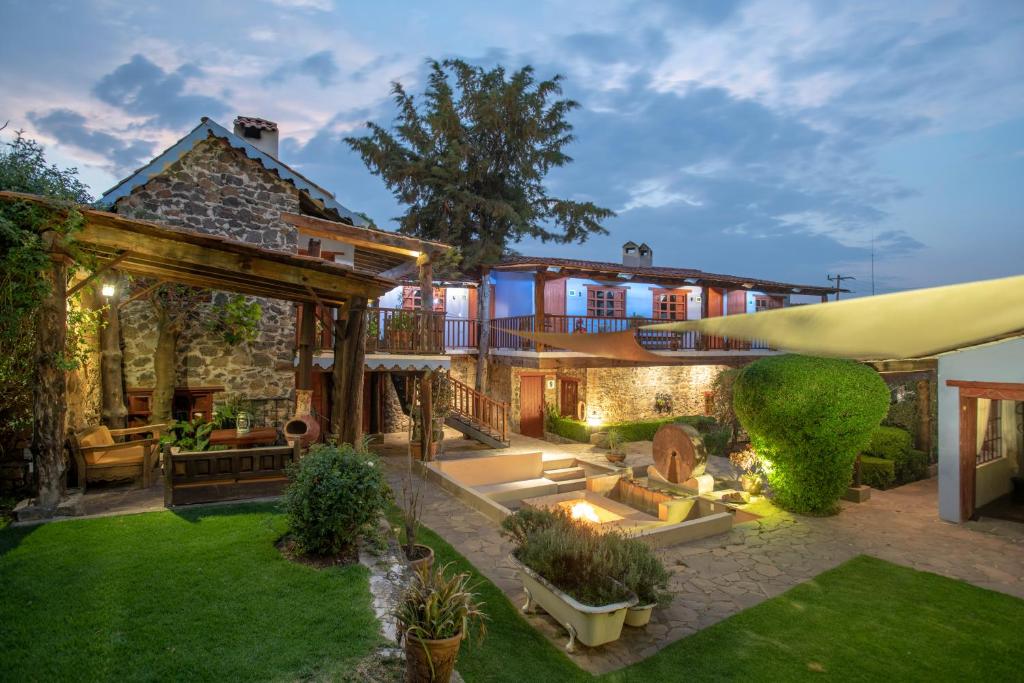 una vista exterior de una casa con jardín en La Casa Azul Huasca, en Huasca de Ocampo