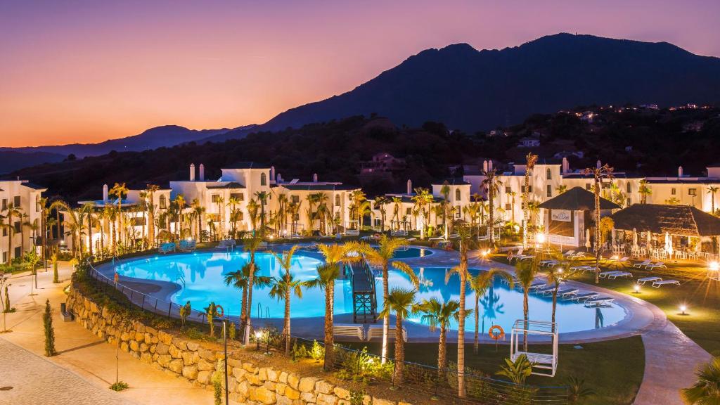 uma vista para um resort com palmeiras e edifícios em Estepona Holiday Hills em Estepona