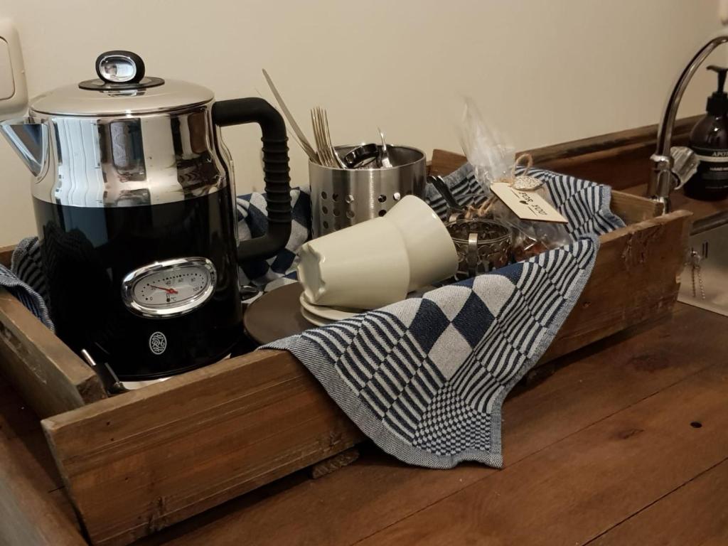 a wooden crate with a blender on a table at B&B The Project in Heerlen