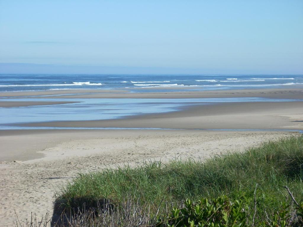 a sandy beach with the ocean in the background at Silver Surf Motel in Yachats