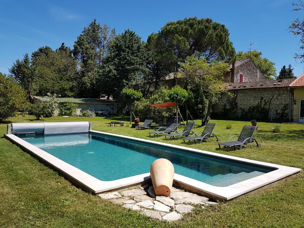 - une piscine au milieu d'une cour dans l'établissement Mas de l'AGUARELLA, à Saint-Rémy-de-Provence