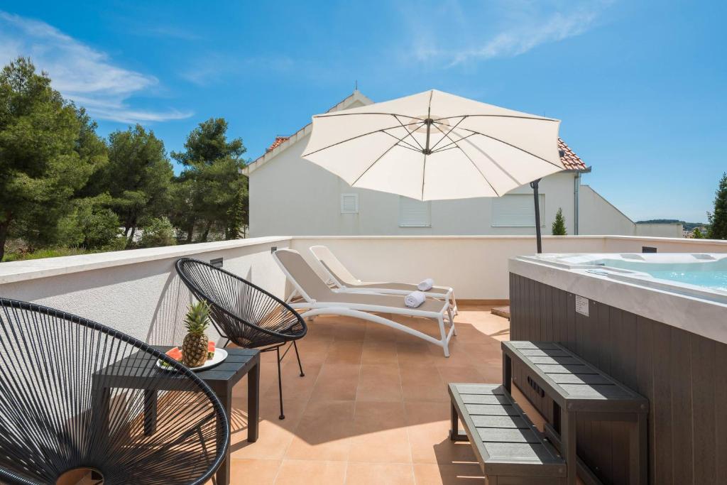 Patio alebo iná vonkajšia časť ubytovania Villa Marulovo Hills