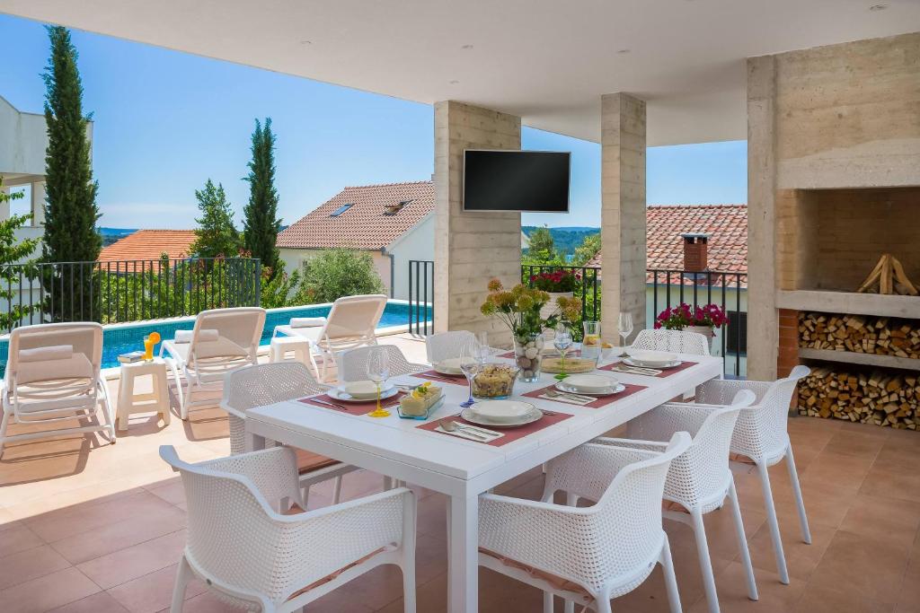 Bazén v ubytovaní Villa Marulovo Hills alebo v jeho blízkosti