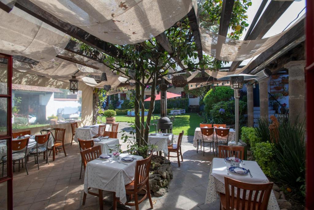 Un restaurante u otro lugar para comer en La Casa Azul Huasca & Restaurante La Terraza