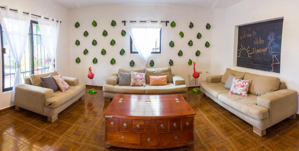 uma sala de estar com dois sofás e uma mesa de centro em Casa Flamingo em Valladolid