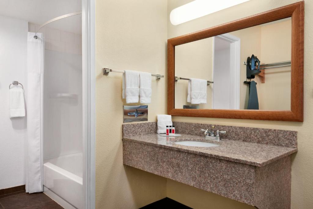 Ramada by Wyndham Spokane Airport - Queen Room - No Fumar
