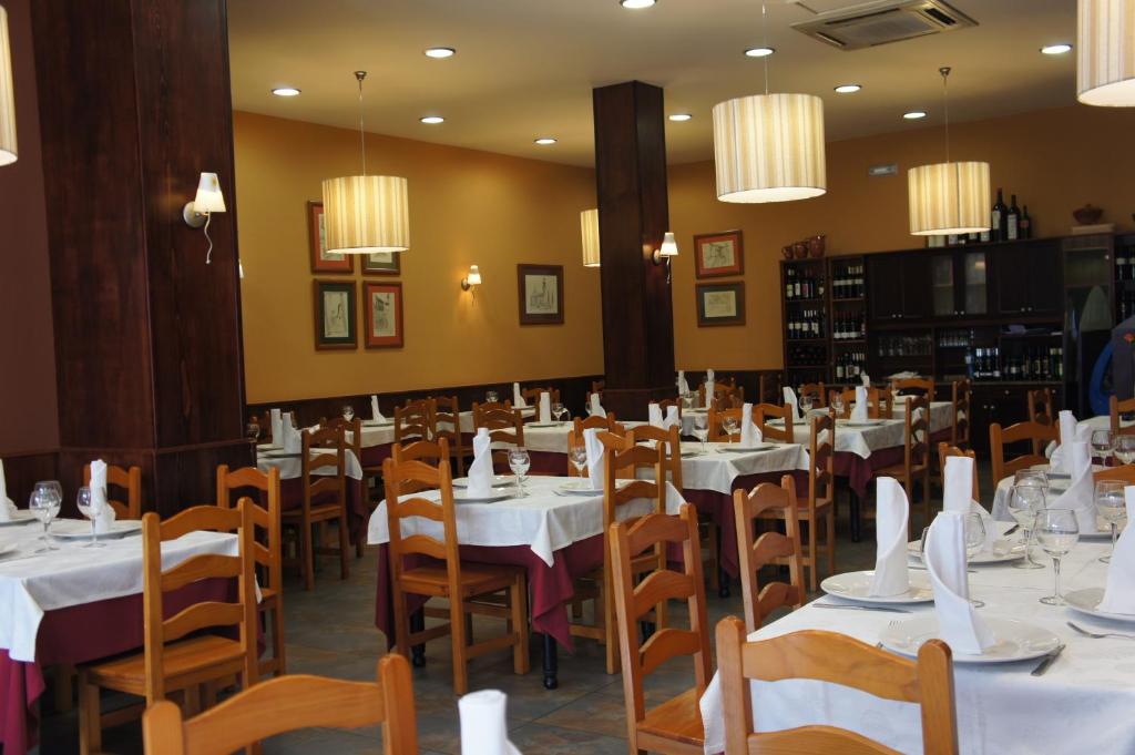 מסעדה או מקום אחר לאכול בו ב-Hostal Restaurante Alarico